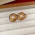 Eleganti orecchini vintage a forma di rosa dorata con perla centrale e smalto rosso - Ago 61# Argento - Oro - Rosso (autentica Placcatura In Oro)