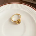 Detailansicht eines vergoldeten offenen Rings im Vintage-Stil mit rundem Zirkonstein. - Ellipse / Gold