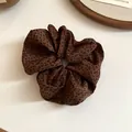 Scrunchie in tessuto con stampa leopardata marrone dal design vintage per styling capelli - Marrone