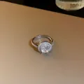 Bague ouverte élégante en argent avec halo de zircones et une pierre centrale brillante - Rond (4#) / Argent