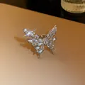 Détail macro d'une bague papillon en argent ornée de perles et pierres de zircon. - Perle Papillon (2#) / Argent