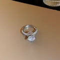 Vue détaillée d'une bague en argent de luxe avec un grand zircon brillant et pavé de pierres - Torsadé (9#) / Argent