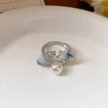 Dettaglio di un anello aperto con perla, stella marina blu e conchiglia zircone - Anello aperto / Argento Blu