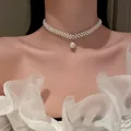 Primer plano de gargantilla de tres capas de perlas con colgante de perla elegante. - 1# Gargantilla de Perlas con Diamantes de Imitación