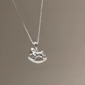 Zilveren ketting met hobbelpaard hanger en fonkelende steentjes voor de vrouw - Strass Schommelpaard Stijl (25#)
