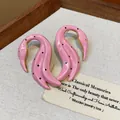 Vista detallada de los pendientes de cisne en esmalte rosa con lunares negros - Rosa