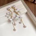 Eleganti orecchini floreali dorati con perle e strass scintillanti dal design unico - Stile Pendente Floreale (6#)