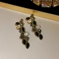 Gros plan de boucles d'oreilles pendantes vintage avec cristaux noirs et transparents - Boucles d'oreilles / Noir