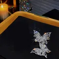 Vista dettagliata che mostra i particolari di una lussuosa spilla a farfalla - Stile Farfalla (HP352) / Argento