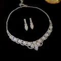Vue détaillée d'un ensemble collier et boucles d'oreilles en argent avec cristaux marquise. - Style 1 (Collier Et Boucles d'Oreilles) / Ensemble collier et boucles d'oreilles 2 pièces / Argent