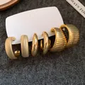 Nahaufnahme von goldenen geometrischen Creolen und gerippten Ohrringen auf Karte - Gewinde C-Form 6-Teilig Set (HE29483) / 6er Set / Gold