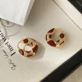 Créoles rétro dorées avec émail rouge et accents de zircon - Style Créole (24 Boucle d'Oreille) / Rouge