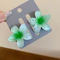 Vue détaillée des mini pinces à cheveux fleur dégradé vert menthe sur une carte de support - Vert Bleu (HH6057) / 2 Pièces/Ensemble