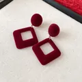 Boucles d'oreilles vintage en velours bordeaux avec un élégant design géométrique carré - Style Tige en Argent (57 Tige en Argent) / Rouge