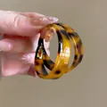 Gros plan détaillé de créoles rétro à imprimé léopard en résine avec fini brillant - Boucles d'Oreilles Créoles en Résine Imprimé Léopard (10#) / Accessoire en Argent / Marron