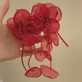 Primo piano di orecchini a fiore in organza rossa con delicate nappine di perline pendenti. - Stile Perline in Organza Vintage