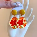 Dettaglio degli orecchini pendenti in acrilico con pittura a olio e argento 925 - Stile Floreale Pittura a Olio (HE21964) / Rosso & Giallo