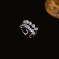 Vista dettagliata di un elegante anello aperto con cinque perle e zirconi scintillanti - Stile Perla Zirconia Cuore / Argento