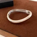 Détail d'un bracelet jonc en métal argenté poli en forme de goutte avec charnière - Style Ouvert Basique / Argent
