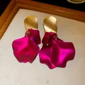 Eleganti orecchini lunghi a petalo di rosa fucsia con finitura in metallo oro opaco - Rosa Rosso