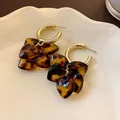 Dettaglio di orecchini a cerchio vintage in resina con stampa leopardata a cuore - 61# Ciondolo a Cuore in Resina / Marrone Dorato Leopardato