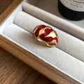 Nahaufnahme eines Vintage Goldrings mit unregelmäßiger roter Emaille Textur in einer Box - Unregelmäßiger Offener Ring / Gold-Rot