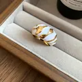 Detailansicht eines vergoldeten Emaille-Rings mit unregelmäßigem Muster im Vintage-Stil - Unregelmäßiger Offener Ring / Gold-Weiß