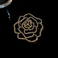 Detailansicht einer eleganten goldenen Rosenbrosche mit vielen funkelnden Kristallen. - Hohle Rose / Gold