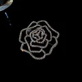 Elegante funkelnde Strass-Brosche in hohler Rosenform in Silber für formelle Anzüge - Hohle Rose / Silber