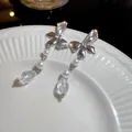 Pendientes de lazo plateados con perlas blancas y gotas de cristal facetado elegantes - Estilo de Borla con Lazo de Perla Artificial y Diamante de Imitación (13#) / Blanco Plateado