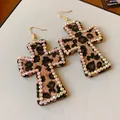 Primer plano de pendientes de cruz con estampado de leopardo y borde de pedrería - Estilo Cruz de Leopardo con Diamantes de Imitación (25#) / Oro y Café