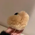 Plüschige herzförmige Haarklammer in Milchteebraun für elegantes und gemütliches Winterstyling - Braune Herz-krallen-haarspange