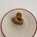 Elegante Haarklammer in Herzform, Milchkaffee-Braun, für schicke Hochsteckfrisuren - Khaki Runde Haarklammer