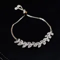Primo piano dettagliato di un elegante bracciale a foglia d'argento con zirconi scintillanti - Argento