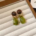 Elegantes pendientes de resina verde con cuentas de madera y detalles de nudos de oro - Estilo rectangular geométrico empalmado (97#) / Verde