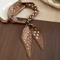 Dettaglio della collana foulard vintage marrone con pois e motivo paisley in tessuto - Collana choker / Caffè Chiaro Paisley