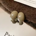 Elegantes pendientes de botón ovalados verde oliva sobre fondo de punto marrón - Pendientes ovalados sencillos vintage (78#) / Gris