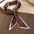 Dettaglio di collana a foulard in seta marrone con motivo paisley e anello in metallo - Collana choker / Caffè Scuro Paisley