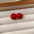 Pendientes de botón redondos rojos brillantes presentados en un joyero de color beige - Pendientes semiesféricos redondeados (53#) / Dorado-Rojo
