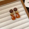 Elegantes pendientes geométricos con perla de madera marrón y resina de ámbar - Estilo de Colgante de Ámbar con Empalme de Cuentas de Madera (98#) / Marrón