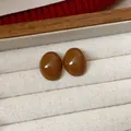 Pendientes de botón ovalados marrón brillante con agujas de plata en joyero de madera - Estilo Geométrico Ovalado con Textura de Ámbar (56#) / Oro y Café