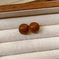 Elegantes pendientes redondos de resina ámbar en bandeja de terciopelo - Estilo Geométrico Redondo con Textura de Ámbar (54#) / Oro y Café