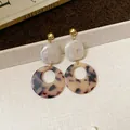 Pendientes colgantes leopardos geométricos con resina jaspeada y pernos dorados - Estilo Redondo de Empalme con Patrón de Mármol (101#) / Blanco