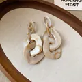 Pendientes largos geométricos de resina veteada beige de gran tamaño para mujer moda - Estilo de cadena geométrica (34#) / Blanco