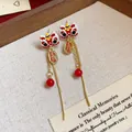 Traditionelle chinesische Neujahrs-Löwentanz-Ohrringe mit rotem Emaille und Goldfinish - 醒狮流苏款式(招财/纳福)