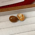 Elegantes pendientes de clip ovalados marrones con soporte de metal dorado texturizado - Estilo de clip de oreja en espiral ovalado (58#) / Oro y Marrón