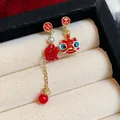 Detailansicht asymmetrischer roter Emaille-Löwentanz-Ohrringe mit Glücksbringern - 不对称醒狮款式(吉利發)