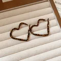 Grandes pendientes de aro con forma de corazón y estampado de leopardo en un joyero - 93# Estilo Aro Corazón / Leopardo Café