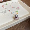 Nahaufnahme einer bunten Perlenkette mit einem niedlichen Oktopus-Anhänger aus Glas - Stil 24 Rosa Oktopus Glasanhänger