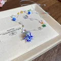 Nahaufnahme einer handgefertigten blauen Oktopus-Halskette mit vielen bunten Perlen - Stil 25 Blauer Oktopus Glas Geflochtenes Seil